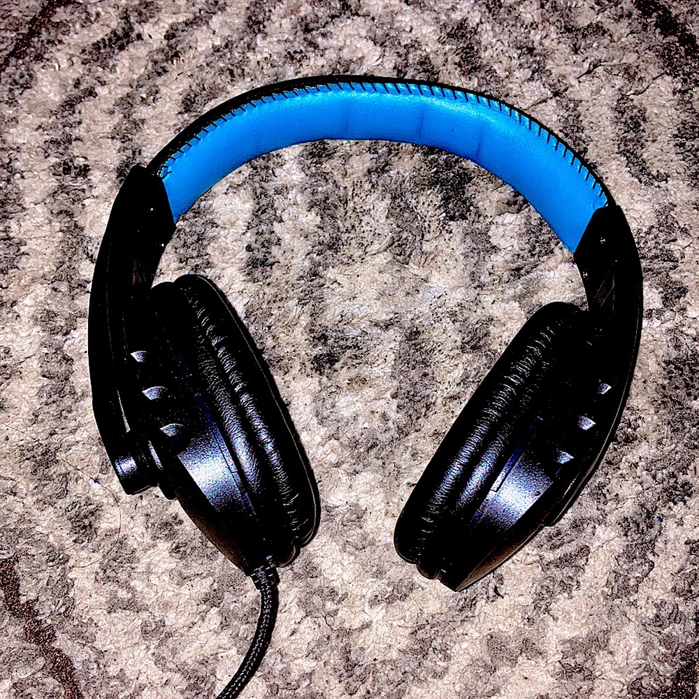 This is a head set it is very comfortable